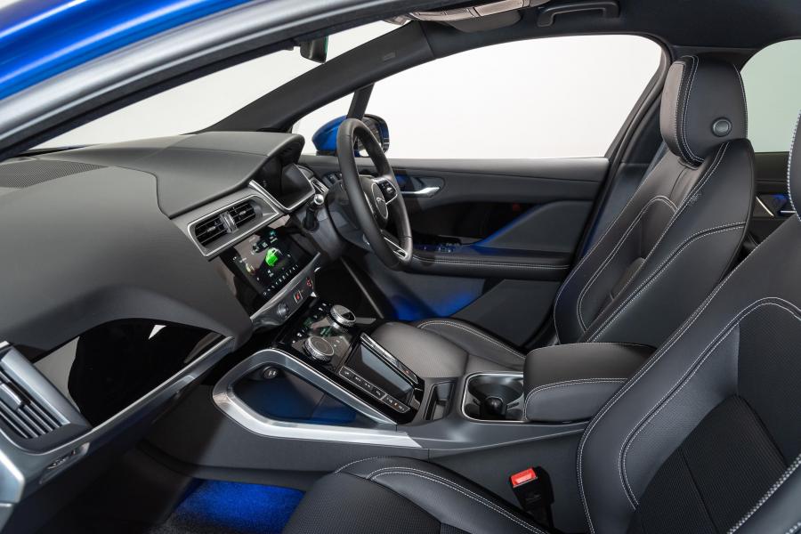 Интерьер Jaguar I-Pace EV400 AWD HSE 2019 года  (ZA) (фото 25 из 47)